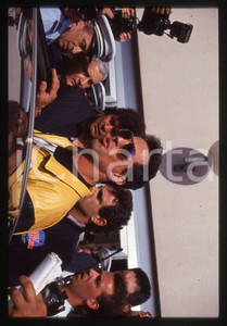 Sylvester STALLONE - PLANET HOLLYWOOD LONDRA 1993 35 mm vintage slide 35 Diapositiva d'epoca, in formato 35 mm.CONDIZIONI: GOODE' severamente vietata la riproduzione. Tutti i diritti sono riservati.Nella diapositiva ICharta mette in vendita, sul negozio eBay e in esclusiva sul sito "icharta" il proprio archivio composto da numerose diapositive e negativi fotografici d'epoca, tutti originali e autentici, che attraversano la storia del costume italiano tra gli la fine degli anni Sessanta e Novanta.Si tratta di uno sguardo inedito sull'attualit&agrave;, la politica, la vita quotidiana, il gossip e la cultura, che fotografa il cambiamento della nazione in quest'ultimo scorcio del XX secolo. Un'occasione unica per il mercato del collezionismo, che vede finalmente disponibile un archivio eccezionale per vastit&agrave;, tematiche e condizioni, in un settore (il negativo fotografico e la diapositiva) di assoluta novit&agrave; e dalle interessanti prospettive di investimento.  GOOD/buono   originale e autentica 1