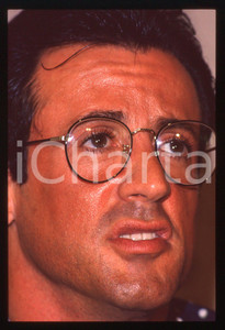 Sylvester STALLONE - CINEMA 1995 ca 35 mm vintage slide 37 Diapositiva d'epoca, in formato 35 mm.CONDIZIONI: GOODE' severamente vietata la riproduzione. Tutti i diritti sono riservati.Nella diapositiva ICharta mette in vendita, sul negozio eBay e in esclusiva sul sito "icharta" il proprio archivio composto da numerose diapositive e negativi fotografici d'epoca, tutti originali e autentici, che attraversano la storia del costume italiano tra gli la fine degli anni Sessanta e Novanta.Si tratta di uno sguardo inedito sull'attualità, la politica, la vita quotidiana, il gossip e la cultura, che fotografa il cambiamento della nazione in quest'ultimo scorcio del XX secolo. Un'occasione unica per il mercato del collezionismo, che vede finalmente disponibile un archivio eccezionale per vastità, tematiche e condizioni, in un settore (il negativo fotografico e la diapositiva) di assoluta novità e dalle interessanti prospettive di investimento.  GOOD/buono   originale e autentica 1