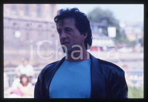 Sylvester STALLONE - CINEMA 1995 ca 35 mm vintage slide 38 Diapositiva d'epoca, in formato 35 mm.CONDIZIONI: GOODE' severamente vietata la riproduzione. Tutti i diritti sono riservati.Nella diapositiva ICharta mette in vendita, sul negozio eBay e in esclusiva sul sito "icharta" il proprio archivio composto da numerose diapositive e negativi fotografici d'epoca, tutti originali e autentici, che attraversano la storia del costume italiano tra gli la fine degli anni Sessanta e Novanta.Si tratta di uno sguardo inedito sull'attualità, la politica, la vita quotidiana, il gossip e la cultura, che fotografa il cambiamento della nazione in quest'ultimo scorcio del XX secolo. Un'occasione unica per il mercato del collezionismo, che vede finalmente disponibile un archivio eccezionale per vastità, tematiche e condizioni, in un settore (il negativo fotografico e la diapositiva) di assoluta novità e dalle interessanti prospettive di investimento.  GOOD/buono   originale e autentica 1