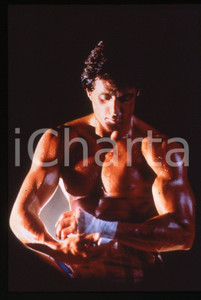 Sylvester STALLONE ROCKY IV durante una scena del film 1985 35 mm vintage slide Diapositiva d'epoca, in formato 35 mm.CONDIZIONI: GOODE' severamente vietata la riproduzione. Tutti i diritti sono riservati.Nella diapositiva ICharta mette in vendita, sul negozio eBay e in esclusiva sul sito "icharta" il proprio archivio composto da numerose diapositive e negativi fotografici d'epoca, tutti originali e autentici, che attraversano la storia del costume italiano tra gli la fine degli anni Sessanta e Novanta.Si tratta di uno sguardo inedito sull'attualità, la politica, la vita quotidiana, il gossip e la cultura, che fotografa il cambiamento della nazione in quest'ultimo scorcio del XX secolo. Un'occasione unica per il mercato del collezionismo, che vede finalmente disponibile un archivio eccezionale per vastità, tematiche e condizioni, in un settore (il negativo fotografico e la diapositiva) di assoluta novità e dalle interessanti prospettive di investimento.  GOOD/buono   originale e autentica 1