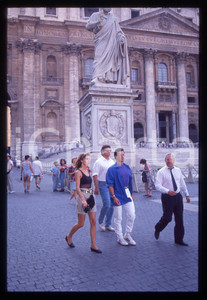 Sylvester STALLONE e Jennifer FLAVIN - ROMA 1990 ca 35 mm vintage slide 2 Diapositiva d'epoca, in formato 35 mm.CONDIZIONI: GOODE' severamente vietata la riproduzione. Tutti i diritti sono riservati.Nella diapositiva ICharta mette in vendita, sul negozio eBay e in esclusiva sul sito "icharta" il proprio archivio composto da numerose diapositive e negativi fotografici d'epoca, tutti originali e autentici, che attraversano la storia del costume italiano tra gli la fine degli anni Sessanta e Novanta.Si tratta di uno sguardo inedito sull'attualità, la politica, la vita quotidiana, il gossip e la cultura, che fotografa il cambiamento della nazione in quest'ultimo scorcio del XX secolo. Un'occasione unica per il mercato del collezionismo, che vede finalmente disponibile un archivio eccezionale per vastità, tematiche e condizioni, in un settore (il negativo fotografico e la diapositiva) di assoluta novità e dalle interessanti prospettive di investimento.  GOOD/buono   originale e autentica 1