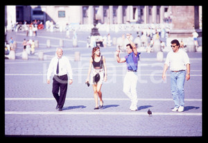 Sylvester STALLONE e Jennifer FLAVIN - ROMA 1990 ca 35 mm vintage slide 5 Diapositiva d'epoca, in formato 35 mm.CONDIZIONI: GOODE' severamente vietata la riproduzione. Tutti i diritti sono riservati.Nella diapositiva ICharta mette in vendita, sul negozio eBay e in esclusiva sul sito "icharta" il proprio archivio composto da numerose diapositive e negativi fotografici d'epoca, tutti originali e autentici, che attraversano la storia del costume italiano tra gli la fine degli anni Sessanta e Novanta.Si tratta di uno sguardo inedito sull'attualità, la politica, la vita quotidiana, il gossip e la cultura, che fotografa il cambiamento della nazione in quest'ultimo scorcio del XX secolo. Un'occasione unica per il mercato del collezionismo, che vede finalmente disponibile un archivio eccezionale per vastità, tematiche e condizioni, in un settore (il negativo fotografico e la diapositiva) di assoluta novità e dalle interessanti prospettive di investimento.  GOOD/buono   originale e autentica 1