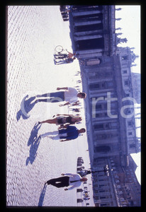 Sylvester STALLONE e Jennifer FLAVIN - ROMA 1990 ca 35 mm vintage slide 9 Diapositiva d'epoca, in formato 35 mm.CONDIZIONI: GOODE' severamente vietata la riproduzione. Tutti i diritti sono riservati.Nella diapositiva ICharta mette in vendita, sul negozio eBay e in esclusiva sul sito "icharta" il proprio archivio composto da numerose diapositive e negativi fotografici d'epoca, tutti originali e autentici, che attraversano la storia del costume italiano tra gli la fine degli anni Sessanta e Novanta.Si tratta di uno sguardo inedito sull'attualità, la politica, la vita quotidiana, il gossip e la cultura, che fotografa il cambiamento della nazione in quest'ultimo scorcio del XX secolo. Un'occasione unica per il mercato del collezionismo, che vede finalmente disponibile un archivio eccezionale per vastità, tematiche e condizioni, in un settore (il negativo fotografico e la diapositiva) di assoluta novità e dalle interessanti prospettive di investimento.  GOOD/buono   originale e autentica 1