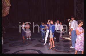 Sylvester STALLONE e Jennifer FLAVIN - ROMA 1990 ca 35 mm vintage slide 15 Diapositiva d'epoca, in formato 35 mm.CONDIZIONI: GOODE' severamente vietata la riproduzione. Tutti i diritti sono riservati.Nella diapositiva ICharta mette in vendita, sul negozio eBay e in esclusiva sul sito "icharta" il proprio archivio composto da numerose diapositive e negativi fotografici d'epoca, tutti originali e autentici, che attraversano la storia del costume italiano tra gli la fine degli anni Sessanta e Novanta.Si tratta di uno sguardo inedito sull'attualità, la politica, la vita quotidiana, il gossip e la cultura, che fotografa il cambiamento della nazione in quest'ultimo scorcio del XX secolo. Un'occasione unica per il mercato del collezionismo, che vede finalmente disponibile un archivio eccezionale per vastità, tematiche e condizioni, in un settore (il negativo fotografico e la diapositiva) di assoluta novità e dalle interessanti prospettive di investimento.  GOOD/buono   originale e autentica 1
