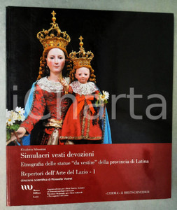 2010 Elisabetta SILVESTRINI Simulacri vesti devozioni - Statue provincia LATINA Brossura editoriale, con copertina flessibile. Titolo completo: "Simulacri vesti devozioni. Etnografia delle statue da vestire della provincia di Latina (Repertori dell'Arte del Lazio, 1)" .EDITORE: L'Erma di Bretschneider - RomaCOLLANA: Repertori dell'Arte del Lazio, 1PAGINE: 188 GOOD/buono  Formato: 24x28 cm originale e autentica 1