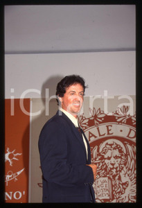 Sylvester STALLONE - FESTIVAL CINEMA VENEZIA 1997 35 mm vintage slide 53 Diapositiva d'epoca, in formato 35 mm.CONDIZIONI: GOODE' severamente vietata la riproduzione. Tutti i diritti sono riservati.Nella diapositiva ICharta mette in vendita, sul negozio eBay e in esclusiva sul sito "icharta" il proprio archivio composto da numerose diapositive e negativi fotografici d'epoca, tutti originali e autentici, che attraversano la storia del costume italiano tra gli la fine degli anni Sessanta e Novanta.Si tratta di uno sguardo inedito sull'attualit&agrave;, la politica, la vita quotidiana, il gossip e la cultura, che fotografa il cambiamento della nazione in quest'ultimo scorcio del XX secolo. Un'occasione unica per il mercato del collezionismo, che vede finalmente disponibile un archivio eccezionale per vastit&agrave;, tematiche e condizioni, in un settore (il negativo fotografico e la diapositiva) di assoluta novit&agrave; e dalle interessanti prospettive di investimento.  GOOD/buono   originale e autentica 1