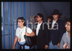 Sylvester STALLONE - FORMULA 1 GP MONZA 1997 35 mm vintage slide 2 Diapositiva d'epoca, in formato 35 mm.CONDIZIONI: GOODE' severamente vietata la riproduzione. Tutti i diritti sono riservati.Nella diapositiva ICharta mette in vendita, sul negozio eBay e in esclusiva sul sito "icharta" il proprio archivio composto da numerose diapositive e negativi fotografici d'epoca, tutti originali e autentici, che attraversano la storia del costume italiano tra gli la fine degli anni Sessanta e Novanta.Si tratta di uno sguardo inedito sull'attualit&agrave;, la politica, la vita quotidiana, il gossip e la cultura, che fotografa il cambiamento della nazione in quest'ultimo scorcio del XX secolo. Un'occasione unica per il mercato del collezionismo, che vede finalmente disponibile un archivio eccezionale per vastit&agrave;, tematiche e condizioni, in un settore (il negativo fotografico e la diapositiva) di assoluta novit&agrave; e dalle interessanti prospettive di investimento.  GOOD/buono   originale e autentica 1