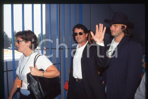 Sylvester STALLONE - FORMULA 1 GP MONZA 1997 35 mm vintage slide Diapositiva d'epoca, in formato 35 mm.CONDIZIONI: GOODE' severamente vietata la riproduzione. Tutti i diritti sono riservati.Nella diapositiva ICharta mette in vendita, sul negozio eBay e in esclusiva sul sito "icharta" il proprio archivio composto da numerose diapositive e negativi fotografici d'epoca, tutti originali e autentici, che attraversano la storia del costume italiano tra gli la fine degli anni Sessanta e Novanta.Si tratta di uno sguardo inedito sull'attualit&agrave;, la politica, la vita quotidiana, il gossip e la cultura, che fotografa il cambiamento della nazione in quest'ultimo scorcio del XX secolo. Un'occasione unica per il mercato del collezionismo, che vede finalmente disponibile un archivio eccezionale per vastit&agrave;, tematiche e condizioni, in un settore (il negativo fotografico e la diapositiva) di assoluta novit&agrave; e dalle interessanti prospettive di investimento.  GOOD/buono   originale e autentica 1