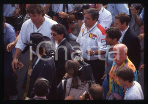 Sylvester STALLONE - FORMULA 1 GP MONZA 1997 35 mm vintage slide 7 Diapositiva d'epoca, in formato 35 mm.CONDIZIONI: GOODE' severamente vietata la riproduzione. Tutti i diritti sono riservati.Nella diapositiva ICharta mette in vendita, sul negozio eBay e in esclusiva sul sito "icharta" il proprio archivio composto da numerose diapositive e negativi fotografici d'epoca, tutti originali e autentici, che attraversano la storia del costume italiano tra gli la fine degli anni Sessanta e Novanta.Si tratta di uno sguardo inedito sull'attualit&agrave;, la politica, la vita quotidiana, il gossip e la cultura, che fotografa il cambiamento della nazione in quest'ultimo scorcio del XX secolo. Un'occasione unica per il mercato del collezionismo, che vede finalmente disponibile un archivio eccezionale per vastit&agrave;, tematiche e condizioni, in un settore (il negativo fotografico e la diapositiva) di assoluta novit&agrave; e dalle interessanti prospettive di investimento.  GOOD/buono   originale e autentica 1