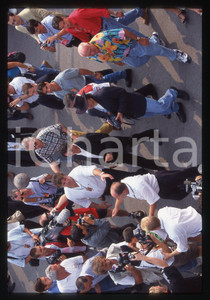 Sylvester STALLONE - FORMULA 1 GP MONZA 1997 35 mm vintage slide 9 Diapositiva d'epoca, in formato 35 mm.CONDIZIONI: GOODE' severamente vietata la riproduzione. Tutti i diritti sono riservati.Nella diapositiva ICharta mette in vendita, sul negozio eBay e in esclusiva sul sito "icharta" il proprio archivio composto da numerose diapositive e negativi fotografici d'epoca, tutti originali e autentici, che attraversano la storia del costume italiano tra gli la fine degli anni Sessanta e Novanta.Si tratta di uno sguardo inedito sull'attualit&agrave;, la politica, la vita quotidiana, il gossip e la cultura, che fotografa il cambiamento della nazione in quest'ultimo scorcio del XX secolo. Un'occasione unica per il mercato del collezionismo, che vede finalmente disponibile un archivio eccezionale per vastit&agrave;, tematiche e condizioni, in un settore (il negativo fotografico e la diapositiva) di assoluta novit&agrave; e dalle interessanti prospettive di investimento.  GOOD/buono   originale e autentica 1