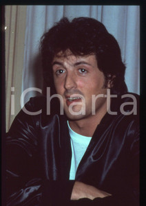 Sylvester STALLONE - CINEMA 1995 ca 35 mm vintage slide 39 Diapositiva d'epoca, in formato 35 mm.CONDIZIONI: GOODE' severamente vietata la riproduzione. Tutti i diritti sono riservati.Nella diapositiva ICharta mette in vendita, sul negozio eBay e in esclusiva sul sito "icharta" il proprio archivio composto da numerose diapositive e negativi fotografici d'epoca, tutti originali e autentici, che attraversano la storia del costume italiano tra gli la fine degli anni Sessanta e Novanta.Si tratta di uno sguardo inedito sull'attualità, la politica, la vita quotidiana, il gossip e la cultura, che fotografa il cambiamento della nazione in quest'ultimo scorcio del XX secolo. Un'occasione unica per il mercato del collezionismo, che vede finalmente disponibile un archivio eccezionale per vastità, tematiche e condizioni, in un settore (il negativo fotografico e la diapositiva) di assoluta novità e dalle interessanti prospettive di investimento.  GOOD/buono   originale e autentica 1