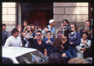 Sylvester STALLONE ed Andrea WIESER - MILANO 1994 35 mm vintage slide 41 Diapositiva d'epoca, in formato 35 mm.CONDIZIONI: GOODE' severamente vietata la riproduzione. Tutti i diritti sono riservati.Nella diapositiva ICharta mette in vendita, sul negozio eBay e in esclusiva sul sito "icharta" il proprio archivio composto da numerose diapositive e negativi fotografici d'epoca, tutti originali e autentici, che attraversano la storia del costume italiano tra gli la fine degli anni Sessanta e Novanta.Si tratta di uno sguardo inedito sull'attualità, la politica, la vita quotidiana, il gossip e la cultura, che fotografa il cambiamento della nazione in quest'ultimo scorcio del XX secolo. Un'occasione unica per il mercato del collezionismo, che vede finalmente disponibile un archivio eccezionale per vastità, tematiche e condizioni, in un settore (il negativo fotografico e la diapositiva) di assoluta novità e dalle interessanti prospettive di investimento.  GOOD/buono   originale e autentica 1