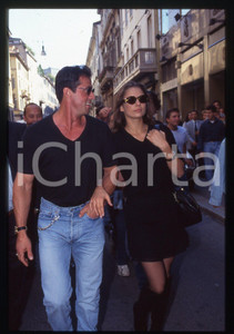 Sylvester STALLONE ed Andrea WIESER - MILANO 1994 35 mm vintage slide 44 Diapositiva d'epoca, in formato 35 mm.CONDIZIONI: GOODE' severamente vietata la riproduzione. Tutti i diritti sono riservati.Nella diapositiva ICharta mette in vendita, sul negozio eBay e in esclusiva sul sito "icharta" il proprio archivio composto da numerose diapositive e negativi fotografici d'epoca, tutti originali e autentici, che attraversano la storia del costume italiano tra gli la fine degli anni Sessanta e Novanta.Si tratta di uno sguardo inedito sull'attualità, la politica, la vita quotidiana, il gossip e la cultura, che fotografa il cambiamento della nazione in quest'ultimo scorcio del XX secolo. Un'occasione unica per il mercato del collezionismo, che vede finalmente disponibile un archivio eccezionale per vastità, tematiche e condizioni, in un settore (il negativo fotografico e la diapositiva) di assoluta novità e dalle interessanti prospettive di investimento.  GOOD/buono   originale e autentica 1