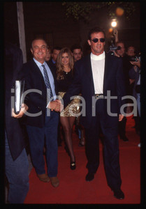 Sylvester STALLONE - MODA VERSACE PARTY MILANO 1994 35 mm vintage slide Diapositiva d'epoca, in formato 35 mm.CONDIZIONI: GOODE' severamente vietata la riproduzione. Tutti i diritti sono riservati.Nella diapositiva ICharta mette in vendita, sul negozio eBay e in esclusiva sul sito "icharta" il proprio archivio composto da numerose diapositive e negativi fotografici d'epoca, tutti originali e autentici, che attraversano la storia del costume italiano tra gli la fine degli anni Sessanta e Novanta.Si tratta di uno sguardo inedito sull'attualità, la politica, la vita quotidiana, il gossip e la cultura, che fotografa il cambiamento della nazione in quest'ultimo scorcio del XX secolo. Un'occasione unica per il mercato del collezionismo, che vede finalmente disponibile un archivio eccezionale per vastità, tematiche e condizioni, in un settore (il negativo fotografico e la diapositiva) di assoluta novità e dalle interessanti prospettive di investimento.  GOOD/buono   originale e autentica 1