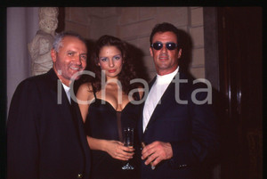 Sylvester STALLONE Gianni VERSACE Andrea WIESER MILANO 1994 35mm vintage slide 4 Diapositiva d'epoca, in formato 35 mm.CONDIZIONI: GOODE' severamente vietata la riproduzione. Tutti i diritti sono riservati.Nella diapositiva ICharta mette in vendita, sul negozio eBay e in esclusiva sul sito "icharta" il proprio archivio composto da numerose diapositive e negativi fotografici d'epoca, tutti originali e autentici, che attraversano la storia del costume italiano tra gli la fine degli anni Sessanta e Novanta.Si tratta di uno sguardo inedito sull'attualità, la politica, la vita quotidiana, il gossip e la cultura, che fotografa il cambiamento della nazione in quest'ultimo scorcio del XX secolo. Un'occasione unica per il mercato del collezionismo, che vede finalmente disponibile un archivio eccezionale per vastità, tematiche e condizioni, in un settore (il negativo fotografico e la diapositiva) di assoluta novità e dalle interessanti prospettive di investimento.  GOOD/buono   originale e autentica 1