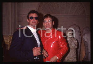 Sylvester STALLONE ed Elton JOHN - MILANO 1994 35 mm vintage slide 3 Diapositiva d'epoca, in formato 35 mm.CONDIZIONI: GOODE' severamente vietata la riproduzione. Tutti i diritti sono riservati.Nella diapositiva ICharta mette in vendita, sul negozio eBay e in esclusiva sul sito "icharta" il proprio archivio composto da numerose diapositive e negativi fotografici d'epoca, tutti originali e autentici, che attraversano la storia del costume italiano tra gli la fine degli anni Sessanta e Novanta.Si tratta di uno sguardo inedito sull'attualità, la politica, la vita quotidiana, il gossip e la cultura, che fotografa il cambiamento della nazione in quest'ultimo scorcio del XX secolo. Un'occasione unica per il mercato del collezionismo, che vede finalmente disponibile un archivio eccezionale per vastità, tematiche e condizioni, in un settore (il negativo fotografico e la diapositiva) di assoluta novità e dalle interessanti prospettive di investimento.  GOOD/buono   originale e autentica 1