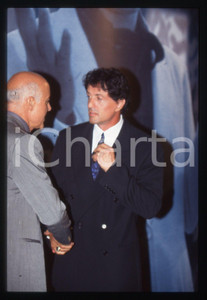 Sylvester STALLONE - FESTIVAL CINEMA VENEZIA 1997 35 mm vintage slide 57 Diapositiva d'epoca, in formato 35 mm.CONDIZIONI: GOODE' severamente vietata la riproduzione. Tutti i diritti sono riservati.Nella diapositiva ICharta mette in vendita, sul negozio eBay e in esclusiva sul sito "icharta" il proprio archivio composto da numerose diapositive e negativi fotografici d'epoca, tutti originali e autentici, che attraversano la storia del costume italiano tra gli la fine degli anni Sessanta e Novanta.Si tratta di uno sguardo inedito sull'attualit&agrave;, la politica, la vita quotidiana, il gossip e la cultura, che fotografa il cambiamento della nazione in quest'ultimo scorcio del XX secolo. Un'occasione unica per il mercato del collezionismo, che vede finalmente disponibile un archivio eccezionale per vastit&agrave;, tematiche e condizioni, in un settore (il negativo fotografico e la diapositiva) di assoluta novit&agrave; e dalle interessanti prospettive di investimento.  GOOD/buono   originale e autentica 1
