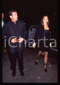 Sylvester STALLONE ed Andrea WIESER - COSTUME 1994 35 mm vintage slide Diapositiva d'epoca, in formato 35 mm.CONDIZIONI: GOODE' severamente vietata la riproduzione. Tutti i diritti sono riservati.Nella diapositiva ICharta mette in vendita, sul negozio eBay e in esclusiva sul sito "icharta" il proprio archivio composto da numerose diapositive e negativi fotografici d'epoca, tutti originali e autentici, che attraversano la storia del costume italiano tra gli la fine degli anni Sessanta e Novanta.Si tratta di uno sguardo inedito sull'attualit&agrave;, la politica, la vita quotidiana, il gossip e la cultura, che fotografa il cambiamento della nazione in quest'ultimo scorcio del XX secolo. Un'occasione unica per il mercato del collezionismo, che vede finalmente disponibile un archivio eccezionale per vastit&agrave;, tematiche e condizioni, in un settore (il negativo fotografico e la diapositiva) di assoluta novit&agrave; e dalle interessanti prospettive di investimento.  GOOD/buono   originale e autentica 1