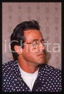 Sylvester STALLONE - CINEMA 1995 ca 35 mm vintage slide 49 Diapositiva d'epoca, in formato 35 mm.CONDIZIONI: GOODE' severamente vietata la riproduzione. Tutti i diritti sono riservati.Nella diapositiva ICharta mette in vendita, sul negozio eBay e in esclusiva sul sito "icharta" il proprio archivio composto da numerose diapositive e negativi fotografici d'epoca, tutti originali e autentici, che attraversano la storia del costume italiano tra gli la fine degli anni Sessanta e Novanta.Si tratta di uno sguardo inedito sull'attualità, la politica, la vita quotidiana, il gossip e la cultura, che fotografa il cambiamento della nazione in quest'ultimo scorcio del XX secolo. Un'occasione unica per il mercato del collezionismo, che vede finalmente disponibile un archivio eccezionale per vastità, tematiche e condizioni, in un settore (il negativo fotografico e la diapositiva) di assoluta novità e dalle interessanti prospettive di investimento.  GOOD/buono   originale e autentica 1