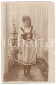Fotografia d epoca originale 1920 ca FOLKLORE ITALIA Costumi regionali  Ritratto di ragazza Foto cartolina 1