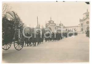 Fotografia d epoca originale 1920 ca MILANO Cimitero MONUMENTALE  Corteo funebre 4 Foto 18x13 cm 1
