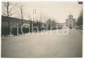 Fotografia d epoca originale 1920 ca MILANO Cimitero MONUMENTALE  Corteo funebre 6 Foto 18x13 cm 1