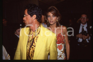 Sylvester STALLONE e Jennifer FLAVIN - COSTUME 1995 ca 35 mm vintage slide 19 Diapositiva d'epoca, in formato 35 mm.CONDIZIONI: GOODE' severamente vietata la riproduzione. Tutti i diritti sono riservati.Nella diapositiva ICharta mette in vendita, sul negozio eBay e in esclusiva sul sito "icharta" il proprio archivio composto da numerose diapositive e negativi fotografici d'epoca, tutti originali e autentici, che attraversano la storia del costume italiano tra gli la fine degli anni Sessanta e Novanta.Si tratta di uno sguardo inedito sull'attualità, la politica, la vita quotidiana, il gossip e la cultura, che fotografa il cambiamento della nazione in quest'ultimo scorcio del XX secolo. Un'occasione unica per il mercato del collezionismo, che vede finalmente disponibile un archivio eccezionale per vastità, tematiche e condizioni, in un settore (il negativo fotografico e la diapositiva) di assoluta novità e dalle interessanti prospettive di investimento.  GOOD/buono   originale e autentica 1