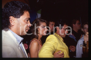 Sylvester STALLONE e Jennifer FLAVIN - COSTUME 1995 ca 35 mm vintage slide 21 Diapositiva d'epoca, in formato 35 mm.CONDIZIONI: GOODE' severamente vietata la riproduzione. Tutti i diritti sono riservati.Nella diapositiva ICharta mette in vendita, sul negozio eBay e in esclusiva sul sito "icharta" il proprio archivio composto da numerose diapositive e negativi fotografici d'epoca, tutti originali e autentici, che attraversano la storia del costume italiano tra gli la fine degli anni Sessanta e Novanta.Si tratta di uno sguardo inedito sull'attualità, la politica, la vita quotidiana, il gossip e la cultura, che fotografa il cambiamento della nazione in quest'ultimo scorcio del XX secolo. Un'occasione unica per il mercato del collezionismo, che vede finalmente disponibile un archivio eccezionale per vastità, tematiche e condizioni, in un settore (il negativo fotografico e la diapositiva) di assoluta novità e dalle interessanti prospettive di investimento.  GOOD/buono   originale e autentica 1