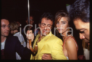 Sylvester STALLONE e Jennifer FLAVIN - COSTUME 1995 ca 35 mm vintage slide 22 Diapositiva d'epoca, in formato 35 mm.CONDIZIONI: GOODE' severamente vietata la riproduzione. Tutti i diritti sono riservati.Nella diapositiva ICharta mette in vendita, sul negozio eBay e in esclusiva sul sito "icharta" il proprio archivio composto da numerose diapositive e negativi fotografici d'epoca, tutti originali e autentici, che attraversano la storia del costume italiano tra gli la fine degli anni Sessanta e Novanta.Si tratta di uno sguardo inedito sull'attualità, la politica, la vita quotidiana, il gossip e la cultura, che fotografa il cambiamento della nazione in quest'ultimo scorcio del XX secolo. Un'occasione unica per il mercato del collezionismo, che vede finalmente disponibile un archivio eccezionale per vastità, tematiche e condizioni, in un settore (il negativo fotografico e la diapositiva) di assoluta novità e dalle interessanti prospettive di investimento.  GOOD/buono   originale e autentica 1