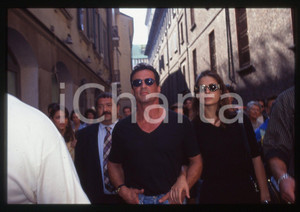 Sylvester STALLONE ed Andrea WIESER - MILANO 1994 35 mm vintage slide 51 Diapositiva d'epoca, in formato 35 mm.CONDIZIONI: GOODE' severamente vietata la riproduzione. Tutti i diritti sono riservati.Nella diapositiva ICharta mette in vendita, sul negozio eBay e in esclusiva sul sito "icharta" il proprio archivio composto da numerose diapositive e negativi fotografici d'epoca, tutti originali e autentici, che attraversano la storia del costume italiano tra gli la fine degli anni Sessanta e Novanta.Si tratta di uno sguardo inedito sull'attualità, la politica, la vita quotidiana, il gossip e la cultura, che fotografa il cambiamento della nazione in quest'ultimo scorcio del XX secolo. Un'occasione unica per il mercato del collezionismo, che vede finalmente disponibile un archivio eccezionale per vastità, tematiche e condizioni, in un settore (il negativo fotografico e la diapositiva) di assoluta novità e dalle interessanti prospettive di investimento.  GOOD/buono   originale e autentica 1