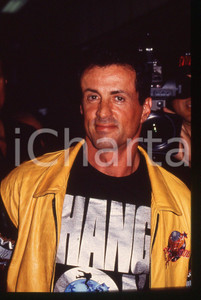 Sylvester STALLONE - PLANET HOLLYWOOD LONDRA 1993 35 mm vintage slide 40 Diapositiva d'epoca, in formato 35 mm.CONDIZIONI: GOODE' severamente vietata la riproduzione. Tutti i diritti sono riservati.Nella diapositiva ICharta mette in vendita, sul negozio eBay e in esclusiva sul sito "icharta" il proprio archivio composto da numerose diapositive e negativi fotografici d'epoca, tutti originali e autentici, che attraversano la storia del costume italiano tra gli la fine degli anni Sessanta e Novanta.Si tratta di uno sguardo inedito sull'attualit&agrave;, la politica, la vita quotidiana, il gossip e la cultura, che fotografa il cambiamento della nazione in quest'ultimo scorcio del XX secolo. Un'occasione unica per il mercato del collezionismo, che vede finalmente disponibile un archivio eccezionale per vastit&agrave;, tematiche e condizioni, in un settore (il negativo fotografico e la diapositiva) di assoluta novit&agrave; e dalle interessanti prospettive di investimento.  GOOD/buono   originale e autentica 1