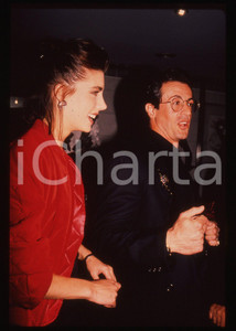 Sylvester STALLONE e Jennifer FLAVIN - COSTUME 1995 ca 35 mm vintage slide 28 Diapositiva d'epoca, in formato 35 mm.CONDIZIONI: GOODE' severamente vietata la riproduzione. Tutti i diritti sono riservati.Nella diapositiva ICharta mette in vendita, sul negozio eBay e in esclusiva sul sito "icharta" il proprio archivio composto da numerose diapositive e negativi fotografici d'epoca, tutti originali e autentici, che attraversano la storia del costume italiano tra gli la fine degli anni Sessanta e Novanta.Si tratta di uno sguardo inedito sull'attualità, la politica, la vita quotidiana, il gossip e la cultura, che fotografa il cambiamento della nazione in quest'ultimo scorcio del XX secolo. Un'occasione unica per il mercato del collezionismo, che vede finalmente disponibile un archivio eccezionale per vastità, tematiche e condizioni, in un settore (il negativo fotografico e la diapositiva) di assoluta novità e dalle interessanti prospettive di investimento.  GOOD/buono   originale e autentica 1