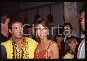 Sylvester STALLONE e Jennifer FLAVIN - COSTUME 1995 ca 35 mm vintage slide 32 Diapositiva d'epoca, in formato 35 mm.CONDIZIONI: GOODE' severamente vietata la riproduzione. Tutti i diritti sono riservati.Nella diapositiva ICharta mette in vendita, sul negozio eBay e in esclusiva sul sito "icharta" il proprio archivio composto da numerose diapositive e negativi fotografici d'epoca, tutti originali e autentici, che attraversano la storia del costume italiano tra gli la fine degli anni Sessanta e Novanta.Si tratta di uno sguardo inedito sull'attualità, la politica, la vita quotidiana, il gossip e la cultura, che fotografa il cambiamento della nazione in quest'ultimo scorcio del XX secolo. Un'occasione unica per il mercato del collezionismo, che vede finalmente disponibile un archivio eccezionale per vastità, tematiche e condizioni, in un settore (il negativo fotografico e la diapositiva) di assoluta novità e dalle interessanti prospettive di investimento.  GOOD/buono   originale e autentica 1