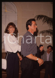 Sylvester STALLONE e Jennifer FLAVIN - COSTUME 1995 ca 35 mm vintage slide 35 Diapositiva d'epoca, in formato 35 mm.CONDIZIONI: GOODE' severamente vietata la riproduzione. Tutti i diritti sono riservati.Nella diapositiva ICharta mette in vendita, sul negozio eBay e in esclusiva sul sito "icharta" il proprio archivio composto da numerose diapositive e negativi fotografici d'epoca, tutti originali e autentici, che attraversano la storia del costume italiano tra gli la fine degli anni Sessanta e Novanta.Si tratta di uno sguardo inedito sull'attualità, la politica, la vita quotidiana, il gossip e la cultura, che fotografa il cambiamento della nazione in quest'ultimo scorcio del XX secolo. Un'occasione unica per il mercato del collezionismo, che vede finalmente disponibile un archivio eccezionale per vastità, tematiche e condizioni, in un settore (il negativo fotografico e la diapositiva) di assoluta novità e dalle interessanti prospettive di investimento.  GOOD/buono   originale e autentica 1