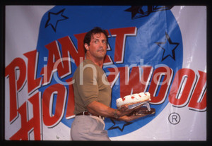 Sylvester STALLONE - PLANET HOLLYWOOD CANNES 1998 35 mm vintage slide 20 Diapositiva d'epoca, in formato 35 mm.CONDIZIONI: GOODE' severamente vietata la riproduzione. Tutti i diritti sono riservati.Nella diapositiva ICharta mette in vendita, sul negozio eBay e in esclusiva sul sito "icharta" il proprio archivio composto da numerose diapositive e negativi fotografici d'epoca, tutti originali e autentici, che attraversano la storia del costume italiano tra gli la fine degli anni Sessanta e Novanta.Si tratta di uno sguardo inedito sull'attualit&agrave;, la politica, la vita quotidiana, il gossip e la cultura, che fotografa il cambiamento della nazione in quest'ultimo scorcio del XX secolo. Un'occasione unica per il mercato del collezionismo, che vede finalmente disponibile un archivio eccezionale per vastit&agrave;, tematiche e condizioni, in un settore (il negativo fotografico e la diapositiva) di assoluta novit&agrave; e dalle interessanti prospettive di investimento.  GOOD/buono   originale e autentica 1