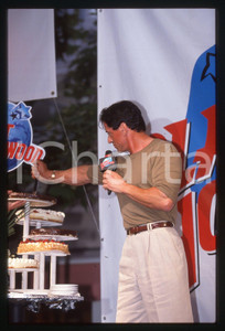 Sylvester STALLONE - PLANET HOLLYWOOD CANNES 1998 35 mm vintage slide 22 Diapositiva d'epoca, in formato 35 mm.CONDIZIONI: GOODE' severamente vietata la riproduzione. Tutti i diritti sono riservati.Nella diapositiva ICharta mette in vendita, sul negozio eBay e in esclusiva sul sito "icharta" il proprio archivio composto da numerose diapositive e negativi fotografici d'epoca, tutti originali e autentici, che attraversano la storia del costume italiano tra gli la fine degli anni Sessanta e Novanta.Si tratta di uno sguardo inedito sull'attualit&agrave;, la politica, la vita quotidiana, il gossip e la cultura, che fotografa il cambiamento della nazione in quest'ultimo scorcio del XX secolo. Un'occasione unica per il mercato del collezionismo, che vede finalmente disponibile un archivio eccezionale per vastit&agrave;, tematiche e condizioni, in un settore (il negativo fotografico e la diapositiva) di assoluta novit&agrave; e dalle interessanti prospettive di investimento.  GOOD/buono   originale e autentica 1