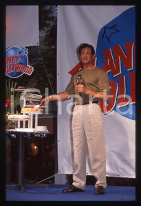 Sylvester STALLONE - PLANET HOLLYWOOD CANNES 1998 35 mm vintage slide 21 Diapositiva d'epoca, in formato 35 mm.CONDIZIONI: GOODE' severamente vietata la riproduzione. Tutti i diritti sono riservati.Nella diapositiva ICharta mette in vendita, sul negozio eBay e in esclusiva sul sito "icharta" il proprio archivio composto da numerose diapositive e negativi fotografici d'epoca, tutti originali e autentici, che attraversano la storia del costume italiano tra gli la fine degli anni Sessanta e Novanta.Si tratta di uno sguardo inedito sull'attualit&agrave;, la politica, la vita quotidiana, il gossip e la cultura, che fotografa il cambiamento della nazione in quest'ultimo scorcio del XX secolo. Un'occasione unica per il mercato del collezionismo, che vede finalmente disponibile un archivio eccezionale per vastit&agrave;, tematiche e condizioni, in un settore (il negativo fotografico e la diapositiva) di assoluta novit&agrave; e dalle interessanti prospettive di investimento.  GOOD/buono   originale e autentica 1