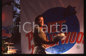 Sylvester STALLONE - PLANET HOLLYWOOD CANNES 1998 35 mm vintage slide 24 Diapositiva d'epoca, in formato 35 mm.CONDIZIONI: GOODE' severamente vietata la riproduzione. Tutti i diritti sono riservati.Nella diapositiva ICharta mette in vendita, sul negozio eBay e in esclusiva sul sito "icharta" il proprio archivio composto da numerose diapositive e negativi fotografici d'epoca, tutti originali e autentici, che attraversano la storia del costume italiano tra gli la fine degli anni Sessanta e Novanta.Si tratta di uno sguardo inedito sull'attualit&agrave;, la politica, la vita quotidiana, il gossip e la cultura, che fotografa il cambiamento della nazione in quest'ultimo scorcio del XX secolo. Un'occasione unica per il mercato del collezionismo, che vede finalmente disponibile un archivio eccezionale per vastit&agrave;, tematiche e condizioni, in un settore (il negativo fotografico e la diapositiva) di assoluta novit&agrave; e dalle interessanti prospettive di investimento.  GOOD/buono   originale e autentica 1