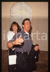 Sylvester STALLONE e Jennifer FLAVIN - COSTUME 1995 ca 35 mm vintage slide 39 Diapositiva d'epoca, in formato 35 mm.CONDIZIONI: GOODE' severamente vietata la riproduzione. Tutti i diritti sono riservati.Nella diapositiva ICharta mette in vendita, sul negozio eBay e in esclusiva sul sito "icharta" il proprio archivio composto da numerose diapositive e negativi fotografici d'epoca, tutti originali e autentici, che attraversano la storia del costume italiano tra gli la fine degli anni Sessanta e Novanta.Si tratta di uno sguardo inedito sull'attualità, la politica, la vita quotidiana, il gossip e la cultura, che fotografa il cambiamento della nazione in quest'ultimo scorcio del XX secolo. Un'occasione unica per il mercato del collezionismo, che vede finalmente disponibile un archivio eccezionale per vastità, tematiche e condizioni, in un settore (il negativo fotografico e la diapositiva) di assoluta novità e dalle interessanti prospettive di investimento.  GOOD/buono   originale e autentica 1