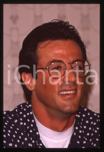 Sylvester STALLONE - CINEMA 1995 ca 35 mm vintage slide 68 Diapositiva d'epoca, in formato 35 mm.CONDIZIONI: GOODE' severamente vietata la riproduzione. Tutti i diritti sono riservati.Nella diapositiva ICharta mette in vendita, sul negozio eBay e in esclusiva sul sito "icharta" il proprio archivio composto da numerose diapositive e negativi fotografici d'epoca, tutti originali e autentici, che attraversano la storia del costume italiano tra gli la fine degli anni Sessanta e Novanta.Si tratta di uno sguardo inedito sull'attualità, la politica, la vita quotidiana, il gossip e la cultura, che fotografa il cambiamento della nazione in quest'ultimo scorcio del XX secolo. Un'occasione unica per il mercato del collezionismo, che vede finalmente disponibile un archivio eccezionale per vastità, tematiche e condizioni, in un settore (il negativo fotografico e la diapositiva) di assoluta novità e dalle interessanti prospettive di investimento.  GOOD/buono   originale e autentica 1