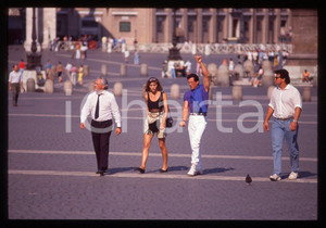 Sylvester STALLONE e Jennifer FLAVIN - ROMA 1990 ca 35 mm vintage slide 53 Diapositiva d'epoca, in formato 35 mm.CONDIZIONI: GOODE' severamente vietata la riproduzione. Tutti i diritti sono riservati.Nella diapositiva ICharta mette in vendita, sul negozio eBay e in esclusiva sul sito "icharta" il proprio archivio composto da numerose diapositive e negativi fotografici d'epoca, tutti originali e autentici, che attraversano la storia del costume italiano tra gli la fine degli anni Sessanta e Novanta.Si tratta di uno sguardo inedito sull'attualità, la politica, la vita quotidiana, il gossip e la cultura, che fotografa il cambiamento della nazione in quest'ultimo scorcio del XX secolo. Un'occasione unica per il mercato del collezionismo, che vede finalmente disponibile un archivio eccezionale per vastità, tematiche e condizioni, in un settore (il negativo fotografico e la diapositiva) di assoluta novità e dalle interessanti prospettive di investimento.  GOOD/buono   originale e autentica 1