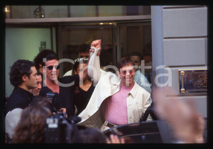 Sylvester STALLONE Elton JOHN Andrea WIESER - MILANO 1994 35 mm vintage slide 4 Diapositiva d'epoca, in formato 35 mm.CONDIZIONI: GOODE' severamente vietata la riproduzione. Tutti i diritti sono riservati.Nella diapositiva ICharta mette in vendita, sul negozio eBay e in esclusiva sul sito "icharta" il proprio archivio composto da numerose diapositive e negativi fotografici d'epoca, tutti originali e autentici, che attraversano la storia del costume italiano tra gli la fine degli anni Sessanta e Novanta.Si tratta di uno sguardo inedito sull'attualità, la politica, la vita quotidiana, il gossip e la cultura, che fotografa il cambiamento della nazione in quest'ultimo scorcio del XX secolo. Un'occasione unica per il mercato del collezionismo, che vede finalmente disponibile un archivio eccezionale per vastità, tematiche e condizioni, in un settore (il negativo fotografico e la diapositiva) di assoluta novità e dalle interessanti prospettive di investimento.  GOOD/buono   originale e autentica 1