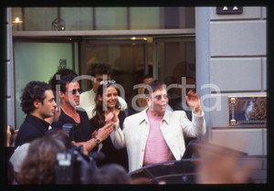 Sylvester STALLONE Elton JOHN Andrea WIESER - MILANO 1994 35 mm vintage slide 9 Diapositiva d'epoca, in formato 35 mm.CONDIZIONI: GOODE' severamente vietata la riproduzione. Tutti i diritti sono riservati.Nella diapositiva ICharta mette in vendita, sul negozio eBay e in esclusiva sul sito "icharta" il proprio archivio composto da numerose diapositive e negativi fotografici d'epoca, tutti originali e autentici, che attraversano la storia del costume italiano tra gli la fine degli anni Sessanta e Novanta.Si tratta di uno sguardo inedito sull'attualità, la politica, la vita quotidiana, il gossip e la cultura, che fotografa il cambiamento della nazione in quest'ultimo scorcio del XX secolo. Un'occasione unica per il mercato del collezionismo, che vede finalmente disponibile un archivio eccezionale per vastità, tematiche e condizioni, in un settore (il negativo fotografico e la diapositiva) di assoluta novità e dalle interessanti prospettive di investimento.  GOOD/buono   originale e autentica 1