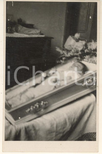 Fotografia d epoca originale 1935 ca ITALIA Bambino nella bara Foto cartolina post mortem 1