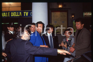 Sylvester STALLONE - CINEMA 1995 ca 35 mm vintage slide 71 Diapositiva d'epoca, in formato 35 mm.CONDIZIONI: GOODE' severamente vietata la riproduzione. Tutti i diritti sono riservati.Nella diapositiva ICharta mette in vendita, sul negozio eBay e in esclusiva sul sito "icharta" il proprio archivio composto da numerose diapositive e negativi fotografici d'epoca, tutti originali e autentici, che attraversano la storia del costume italiano tra gli la fine degli anni Sessanta e Novanta.Si tratta di uno sguardo inedito sull'attualità, la politica, la vita quotidiana, il gossip e la cultura, che fotografa il cambiamento della nazione in quest'ultimo scorcio del XX secolo. Un'occasione unica per il mercato del collezionismo, che vede finalmente disponibile un archivio eccezionale per vastità, tematiche e condizioni, in un settore (il negativo fotografico e la diapositiva) di assoluta novità e dalle interessanti prospettive di investimento.  GOOD/buono   originale e autentica 1