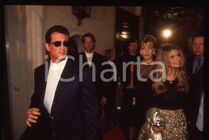 Sylvester STALLONE e Debora CAPRIOGLIO - COSTUME 1995 ca 35 mm vintage slide Diapositiva d'epoca, in formato 35 mm.CONDIZIONI: GOODE' severamente vietata la riproduzione. Tutti i diritti sono riservati.Nella diapositiva ICharta mette in vendita, sul negozio eBay e in esclusiva sul sito "icharta" il proprio archivio composto da numerose diapositive e negativi fotografici d'epoca, tutti originali e autentici, che attraversano la storia del costume italiano tra gli la fine degli anni Sessanta e Novanta.Si tratta di uno sguardo inedito sull'attualità, la politica, la vita quotidiana, il gossip e la cultura, che fotografa il cambiamento della nazione in quest'ultimo scorcio del XX secolo. Un'occasione unica per il mercato del collezionismo, che vede finalmente disponibile un archivio eccezionale per vastità, tematiche e condizioni, in un settore (il negativo fotografico e la diapositiva) di assoluta novità e dalle interessanti prospettive di investimento.  GOOD/buono   originale e autentica 1
