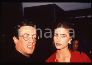 Sylvester STALLONE e Jennifer FLAVIN - COSTUME 1995 ca 35 mm vintage slide 43 Diapositiva d'epoca, in formato 35 mm.CONDIZIONI: GOODE' severamente vietata la riproduzione. Tutti i diritti sono riservati.Nella diapositiva ICharta mette in vendita, sul negozio eBay e in esclusiva sul sito "icharta" il proprio archivio composto da numerose diapositive e negativi fotografici d'epoca, tutti originali e autentici, che attraversano la storia del costume italiano tra gli la fine degli anni Sessanta e Novanta.Si tratta di uno sguardo inedito sull'attualità, la politica, la vita quotidiana, il gossip e la cultura, che fotografa il cambiamento della nazione in quest'ultimo scorcio del XX secolo. Un'occasione unica per il mercato del collezionismo, che vede finalmente disponibile un archivio eccezionale per vastità, tematiche e condizioni, in un settore (il negativo fotografico e la diapositiva) di assoluta novità e dalle interessanti prospettive di investimento.  GOOD/buono   originale e autentica 1