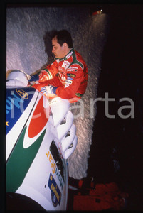 Carlos SAINZ - WRC INTERNATIONAL SWEDISH RALLY 1998 35 mm vintage slide 4 Diapositiva d'epoca, in formato 35 mm.CONDIZIONI: GOODE' severamente vietata la riproduzione. Tutti i diritti sono riservati.Nella diapositiva ICharta mette in vendita, sul negozio eBay e in esclusiva sul sito "icharta" il proprio archivio composto da numerose diapositive e negativi fotografici d'epoca, tutti originali e autentici, che attraversano la storia del costume italiano tra gli la fine degli anni Sessanta e Novanta.Si tratta di uno sguardo inedito sull'attualità, la politica, la vita quotidiana, il gossip e la cultura, che fotografa il cambiamento della nazione in quest'ultimo scorcio del XX secolo. Un'occasione unica per il mercato del collezionismo, che vede finalmente disponibile un archivio eccezionale per vastità, tematiche e condizioni, in un settore (il negativo fotografico e la diapositiva) di assoluta novità e dalle interessanti prospettive di investimento.  GOOD/buono   originale e autentica 1