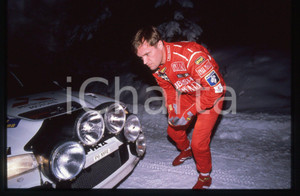 Tommi MAKINEN - WRC INTERNATIONAL SWEDISH RALLY 1998 35 mm vintage slide Diapositiva d'epoca, in formato 35 mm.CONDIZIONI: GOODE' severamente vietata la riproduzione. Tutti i diritti sono riservati.Nella diapositiva ICharta mette in vendita, sul negozio eBay e in esclusiva sul sito "icharta" il proprio archivio composto da numerose diapositive e negativi fotografici d'epoca, tutti originali e autentici, che attraversano la storia del costume italiano tra gli la fine degli anni Sessanta e Novanta.Si tratta di uno sguardo inedito sull'attualità, la politica, la vita quotidiana, il gossip e la cultura, che fotografa il cambiamento della nazione in quest'ultimo scorcio del XX secolo. Un'occasione unica per il mercato del collezionismo, che vede finalmente disponibile un archivio eccezionale per vastità, tematiche e condizioni, in un settore (il negativo fotografico e la diapositiva) di assoluta novità e dalle interessanti prospettive di investimento.  GOOD/buono   originale e autentica 1