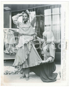 Fotografia d epoca originale 1978 FASHION  NEW YORK  Brigitte FLEUR offers her new collection Photo 1